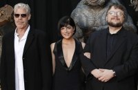 El director posa con Selma Blair y Ron Pearlman protagonistas de "Hellboy"
